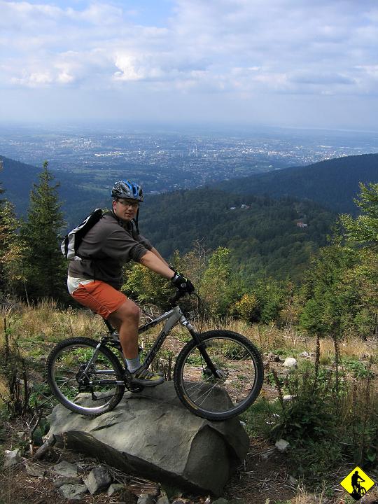 foto 065.jpg - Na Przełęczy wygrzebujemy kolejne produkty do spożycia i spożywamy. Ruszamy dalej. Wybieramy opcje pchania szlakiem turystycznym niż jechanie nartostradą, że względu na widoki i dwa razy krótszy dystans do Magurki. No dobra! Skąd mieliśmy wiedzieć, że będą widoki, to krótsza droga nas zwabiła :P